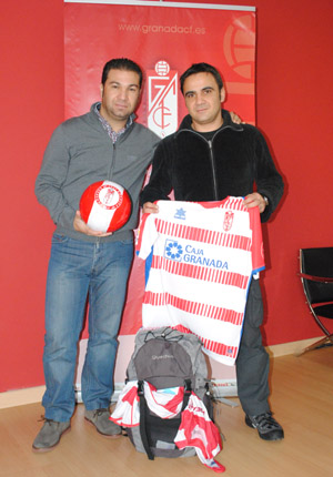 Cordero entrega las equipaciones a Rafa de la Torre