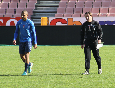 Brahimi se retira junto a Anquela del entrenamiento 