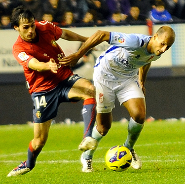 Mikel Rico pugna por un balón (JOSÉ M. BALDOMERO)