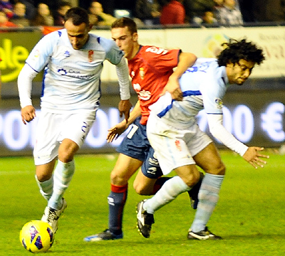 Juanma Ortíz e Iriney en una acción del encuentro en Pamplona (BALDOMERO)
