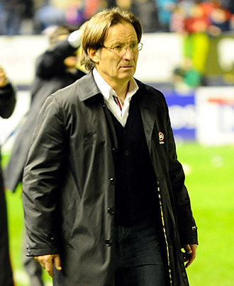 El míster granadino en plena acción durante el choque (JMBALDOMERO)