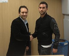 Danid Navarro junto a Kevin tras firmar el contrato 