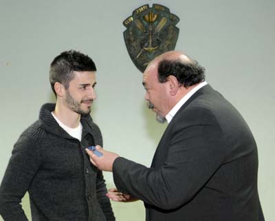 Fran Rico recibiendo la insignia del Porto Novo
