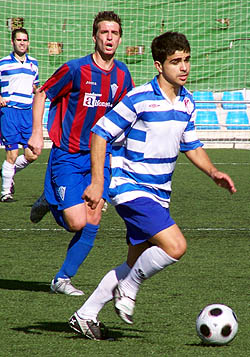 Luis presiona a un jugador del Granada B (GRJ)