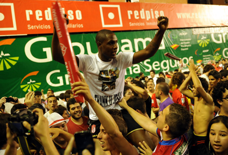 Granada y Rayo celebraron juntos la permanencia. (BALDOMERO)