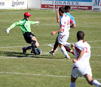 Victor, meta del Guadix CF, despeja un balón (E. SALMERÓN)