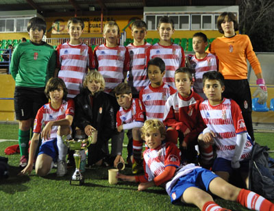 Los vencedores posan junto al Trofeo