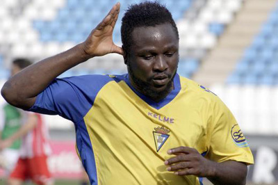 Akinsola durante su etapa en el Cádiz 