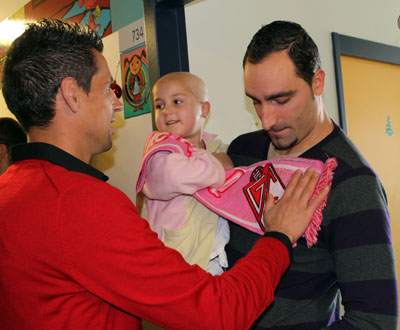 Roberto saca una sonrisa a uno de los niños ingresados (DAVID HIDALGO)