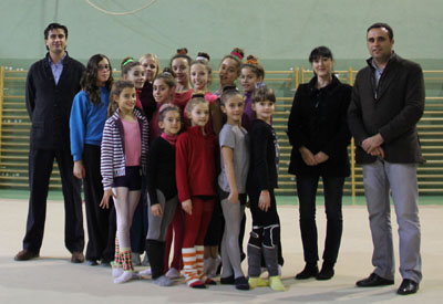 Francisco Rodríguez junto al equipo de gimnasia rítmica 