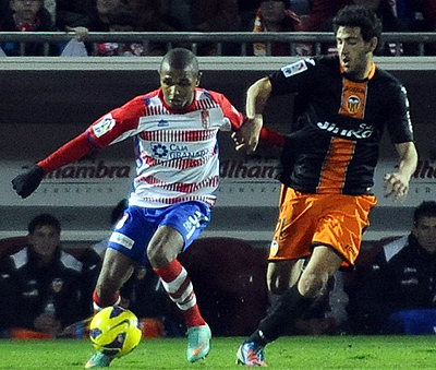 Brahimi en una acción del encuentro ante el Valencia (J. M. BALDOMERO)