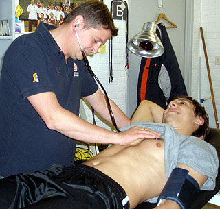Van Lacke pasando el reconocimiento médico (CBGRANADA.COM)
