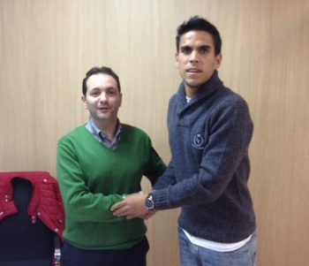 Recio, derecha, junto al gerente David Navarro (GRANADA CF)