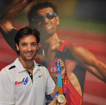 Paquillo junto a una de sus medallas 