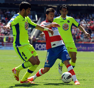 Benítez encara a un jugador del Getafe (BALDOMERO)
