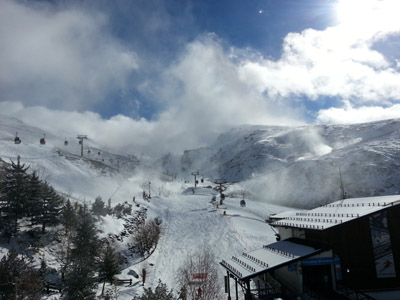 Los cañones de nieve trabajan a pleno rendimiento