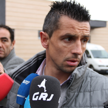 Roberto atiende a los medios tras el entrenamiento 