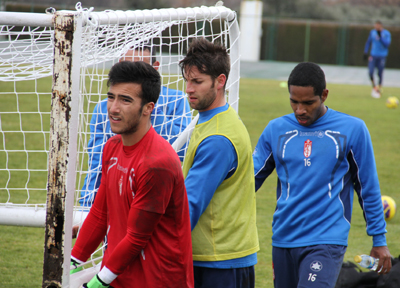 Jorge y Pedro Conde trasladan una de las porterías 