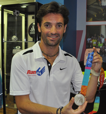 Paquillo junto a una de sus medallas