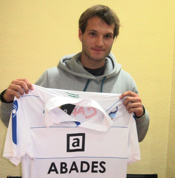 Nacho posa con la camiseta del Loja (P. CASTILLO)