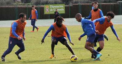 Brahimi intenta zafarse de la presión de sus compañeros 