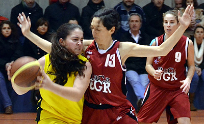 Lorena del Castillo presiona la subida de balón de Noe Millán