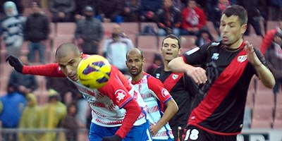 Un jugada del último partido en `Los Cármenes` entre Granada y Rayo. (BALDOMERO)