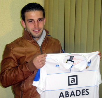 Óscar García posa con la camiseta del Loja (P. CASTILLO)
