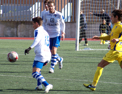 Javi Salmerón trata de controlar el balón (P. CASTILLO)
