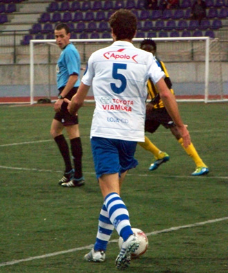 Rubén Peces avanza con el balón (CASTILLO)