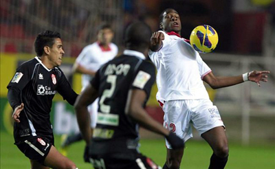 Recio y Nyom presiona a un jugador sevillista (LIGABBVA.COM)