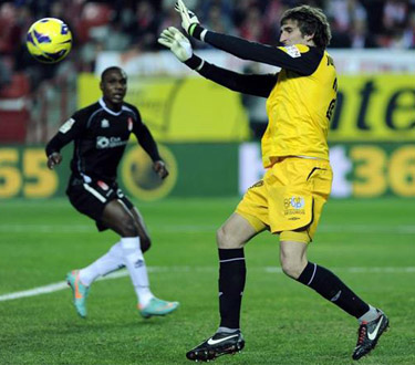 Cuesta ataja el balón bajo la mirada de Ighalo 