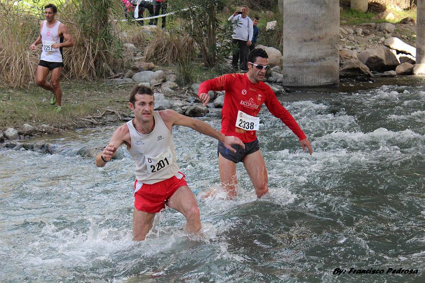 Los corredores Huete e Ignacio seguidos por Mendoza a su paso por el río (PEDROSA)