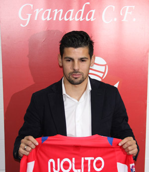 Nolito posa con la elástica del Granada