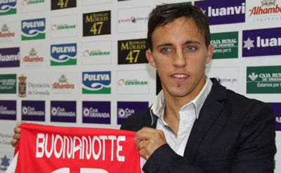 Diego Buonanotte posa con su nueva camiseta (GRJ)