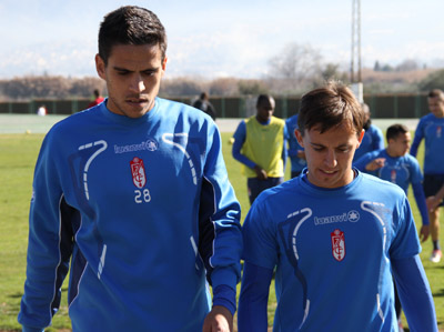 Buonanotte dialoga con Recio al termino del entrenamiento 