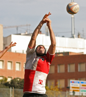 Dani Largo pugna por recoger el balón en una touche.