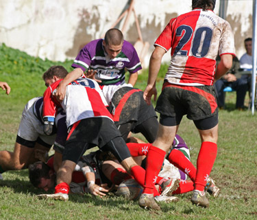 Jugadores del filial limpian un ruck durante el partido ante el Málaga B