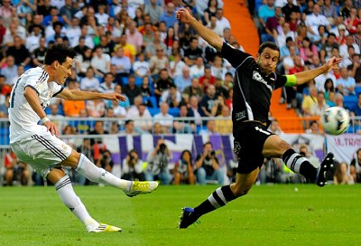 Íñigo López y el granadino Callejón, durante el partido de la primera vuelta. (BALDOMERO)