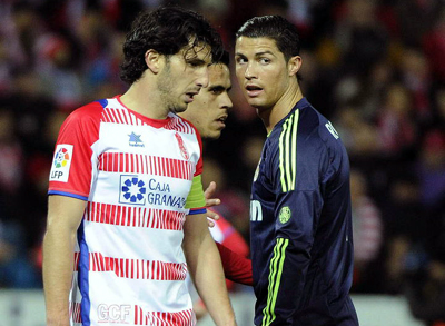 Diego Mainz en una acción con Cristiano Ronaldo