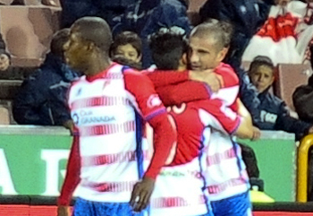 Nolito celebra el gol junto a sus compañeros (BALDOMERO)