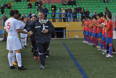 El Guadix CF le hizo el pasillo al equipo vencedor de Andalucía de la Asociación San José