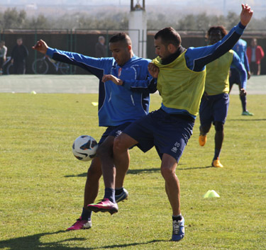 El Arabi y Borja disputan un balón durante el entrenamiento