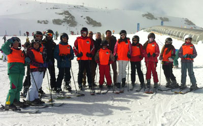 Granados junto a algunos de los alumnos del curso de esquí