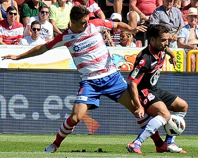 Siqueira pugna por un balón en el partido de la primera vuelta. (BALDOMERO)