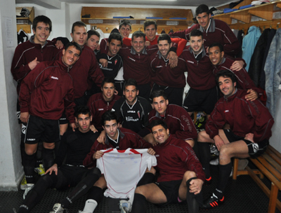 Los jugadores del Guadix CF con la camiseta firmada
