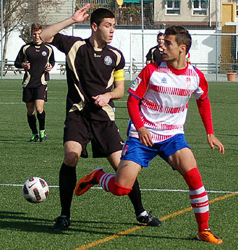 Una acción del encuentro entre Granada CF y Los Molinos (LÁZARO)