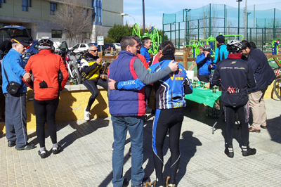Asistentes al acto y el concejal de Deportes