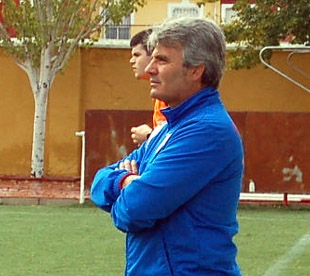 Luis Navarro sigue las evoluciones de sus jugadores (LÁZARO)