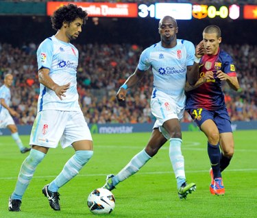 Iriney conduce un balón ante la mirada de Nyom y Tello. (BALDOMERO)